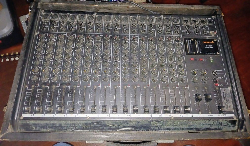 Samick SM-1600 16 Channel Mixing Board Mixer