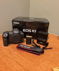 Canon EOS R5 45.0MP Mirrorless Camera - Black (Body Only)  800 Clicks