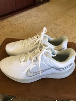 WOMEN’S NIKE QUEST 5 RUNNING SHOES COLOR : White/Pure Platinun /Metallic Silver DD9201 - 100 Size 9 Original price $ 80up  95% New