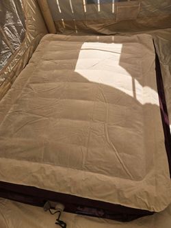 Queen air bed with built in pump