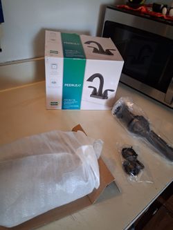 Handle centerset bathroom faucet