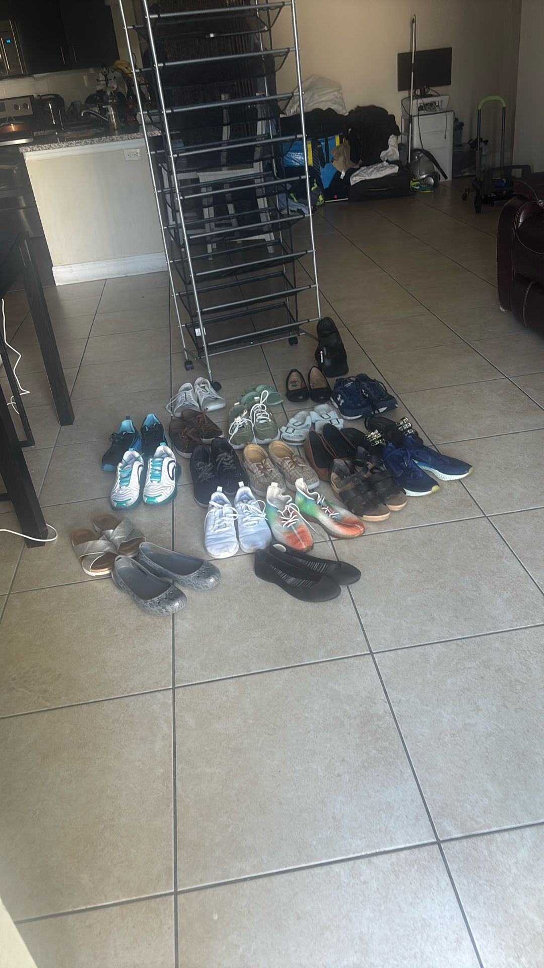 20 Pares De Zapatos Y Chanclas Nuevos Y Casi Nuevos De Narcacy El Aparato Grande Para Poner Los Zapatos Más Uno Para Un Pie Enfermo Baratos