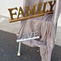 Lettering FAMILY/ LIVE