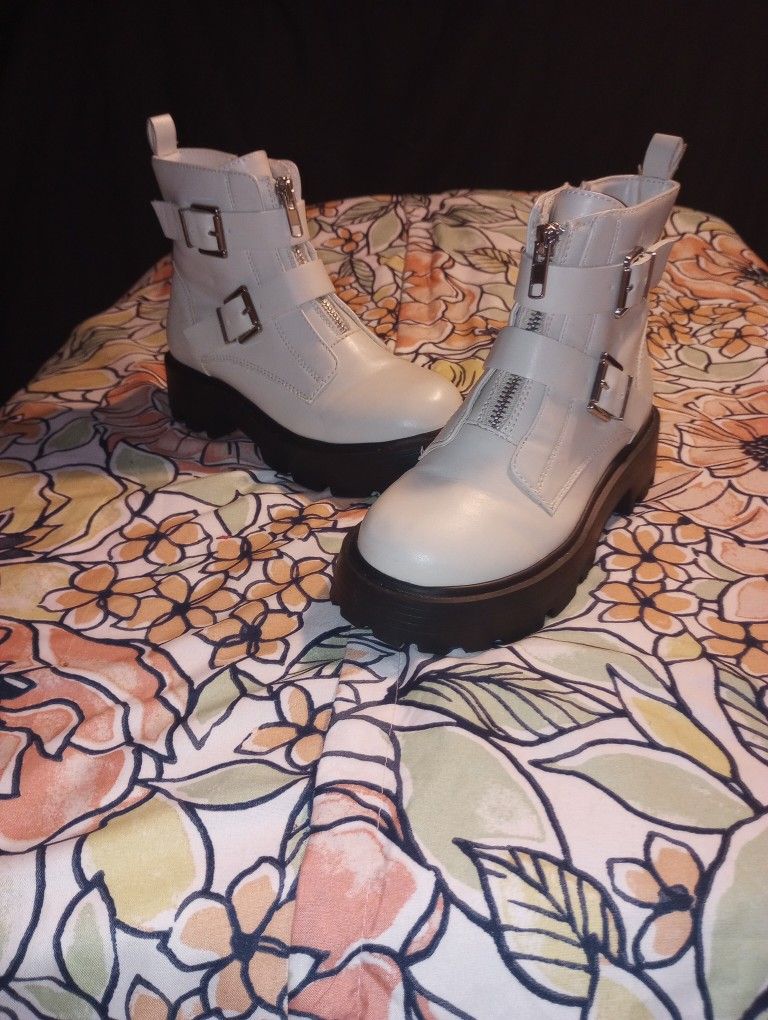 Steve Madden Kid's White Buckle Ankle Boots (Wrenn Boots) Size 2 -Big Kid