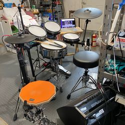 Roland TD27 V Drums with Drum speaker and double base pedals