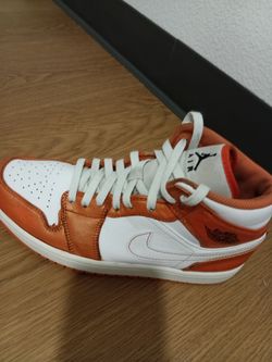 Air Jordan 1 Mid SE "Electro Orange