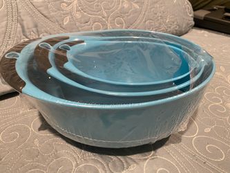Three nesting bowls with pour spout
