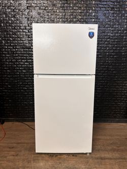 MIDEA REFRIGERATOR w/WARRANTY! R3676A