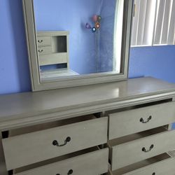 Bedroom Set 3 Pcs  Like New Never Used In Guess Room  , I Paid $2,000