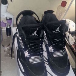 Air Jordan 4 White Thunders 