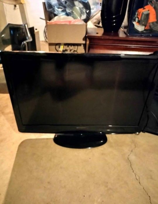 Moving Sale --Emerson 42-in TV