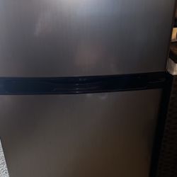 Insignia Mini Fridge With Freezer