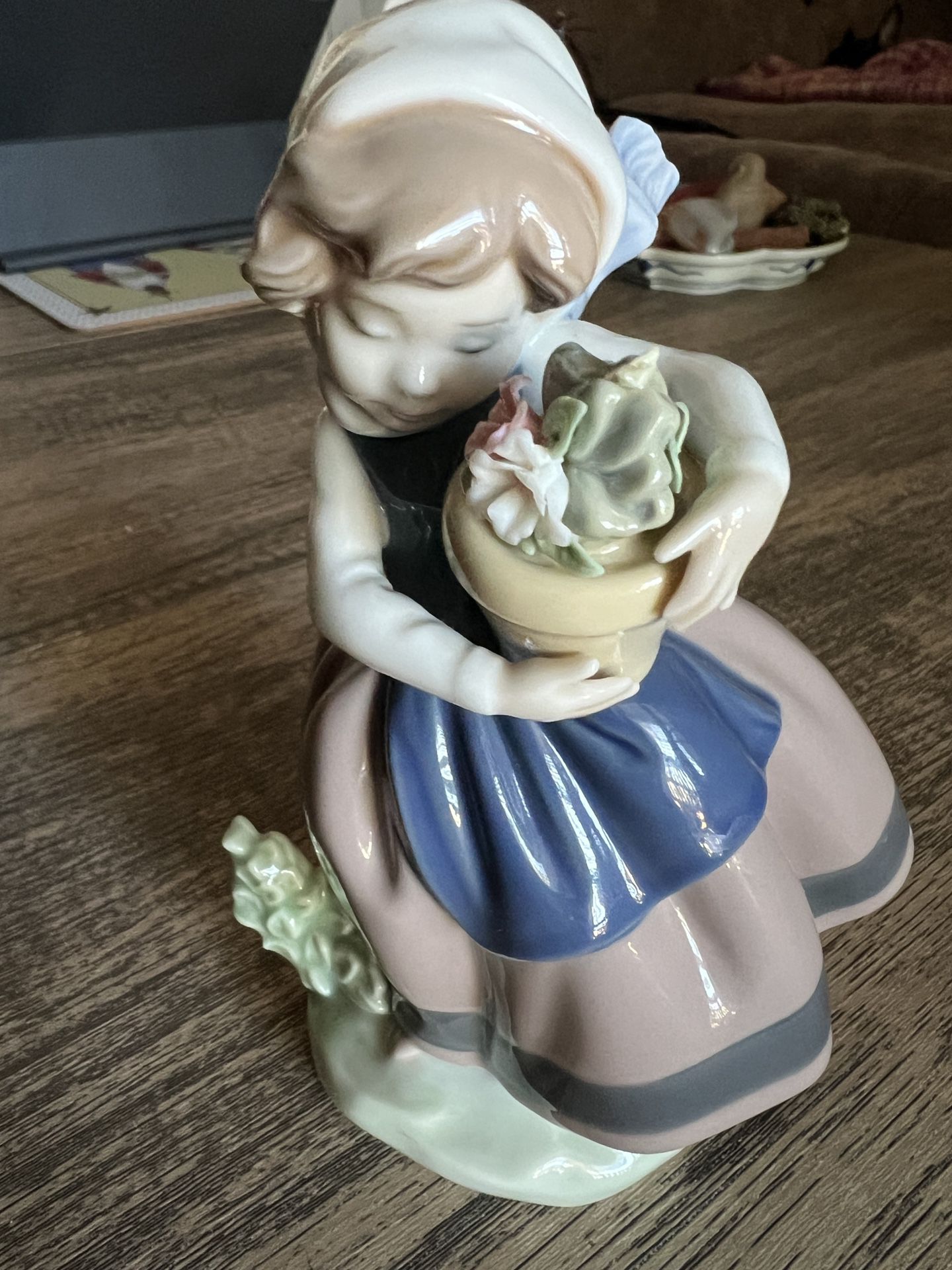 LLADRO FIGURINE “ LITTLE GIRL WITH FLOWERSPRE-Owned. CONDITION -VERY Good 