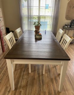 Extra large wood dining kitchen table quality Rooms to go with 4 chairs & 4 drawers 41”x 80” x 31”