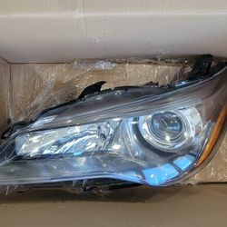 2015 to 2017 Toyota Camry OEM/Driver Side Headlight. 