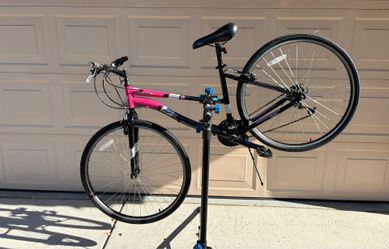 Women’s Cross Train Black/Pink 700c Bicycle, 21 speed.