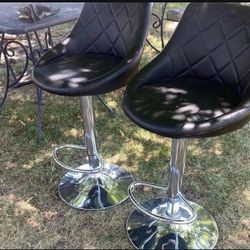 Black chairs good condition A little ribs, but it’s  good Still