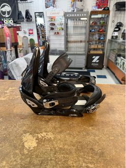 Burton custom large snowboard, bindings certified with warranty located at Sin city  snowboards