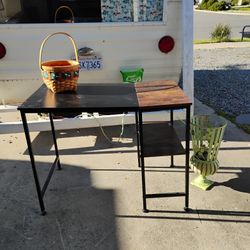 Free Desk, Basket And Planter- 2791 Chalar St 92123