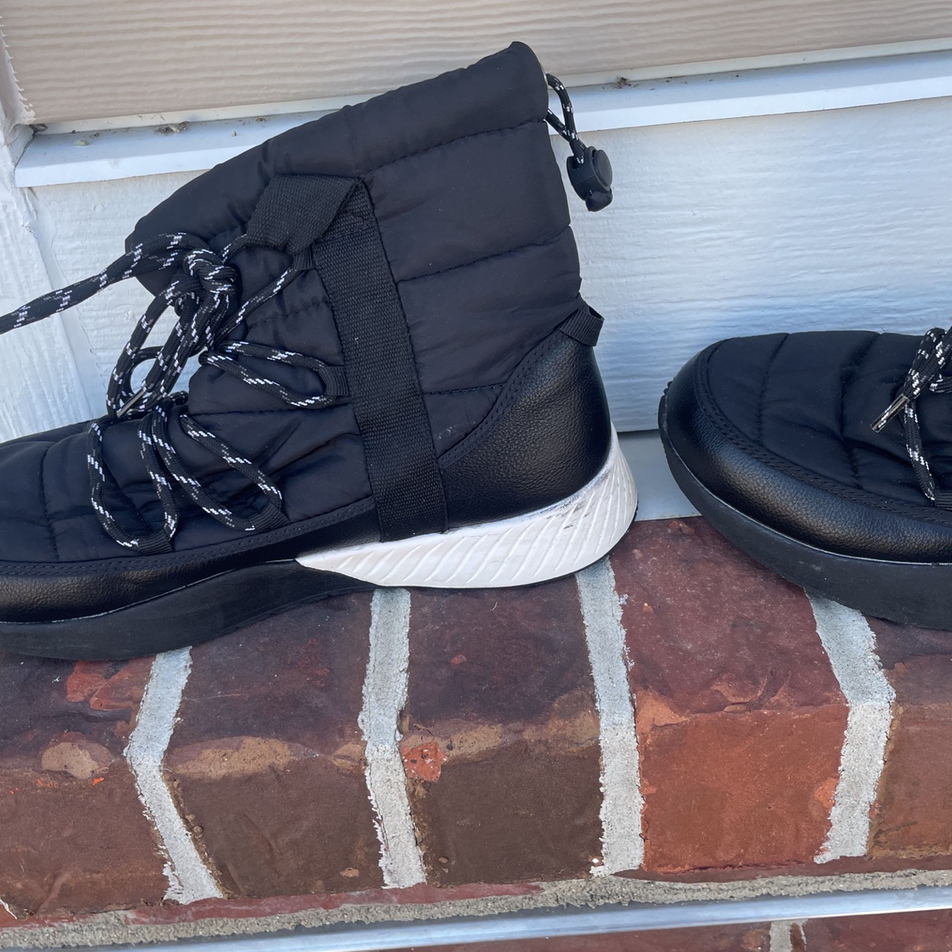 Woman’s Snow Boots