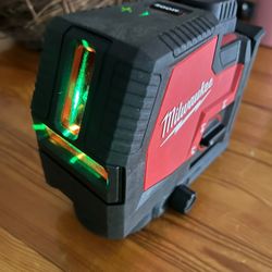 Milwaukee

100 ft. REDLITHIUM Lithium-Ion USB Green Rechargeable Cross Line Laser Level

