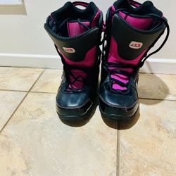 Size 7 Women’s Snowboard Boots