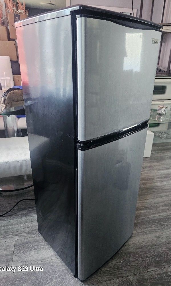 Like new!! Magic Chef 2-door small refrigerator, in stainless steel, excellent condition and works perfectly, for the office or study.MCBR415S
4.0