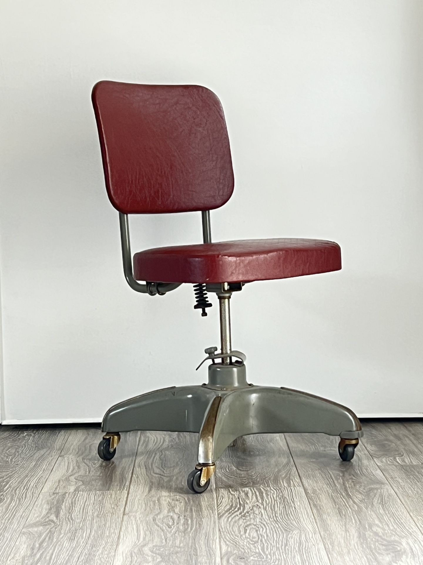 VINTAGE INDUSTRIAL OFFICE CHAIR ON CASTERS