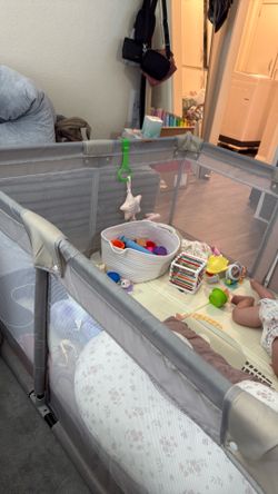 Baby playpen with mat