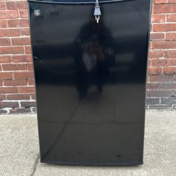 GE Mini Fridge 