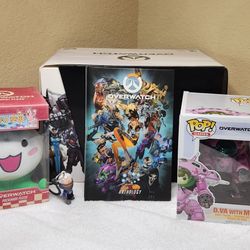 Overwatch Collectors Edition (PC) + Merchandise