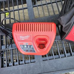 Milwaukee charger an bag