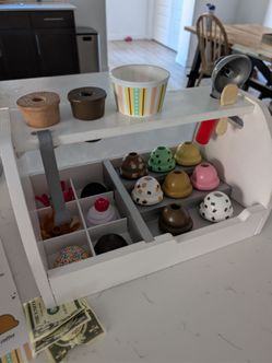 Melissa & Doug 9286 Scoop & Serve Ice Cream Counter w/flavors and toppings