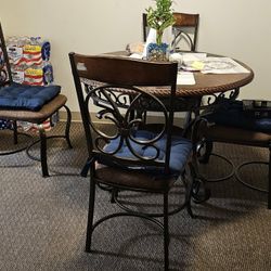 JUEGO DE SALA ASIENTOS EN CUERO GENUINO,2 MESAS DE ESQUINA CON SUS LAMPARAS,2 JARRONES RUISTICOS PESADOS,1MESA DE COMEDOR 4 SILLAS AY 1 QUE TIENE UN T