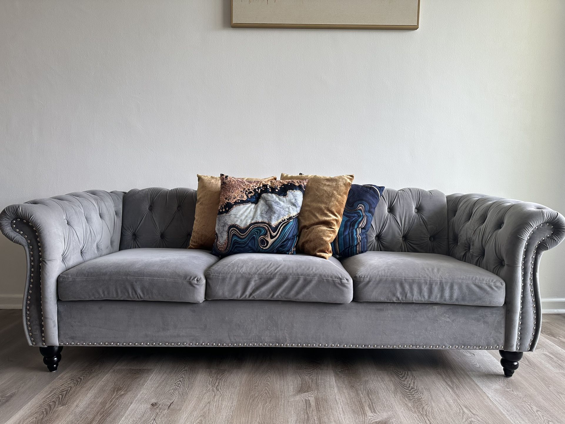Modern Grey Velvet Chesterfield Sofa – 3-Seater with Tufted Back & Nailhead Trim! 