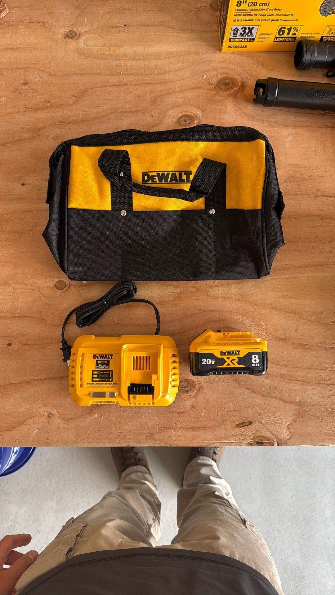 DEWALT XR 8AH 20v Max XR Battery and 20v Max Fast Charger (Bag Included)