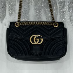 **Black and Gold Purse With Gold Crossbody Chain 