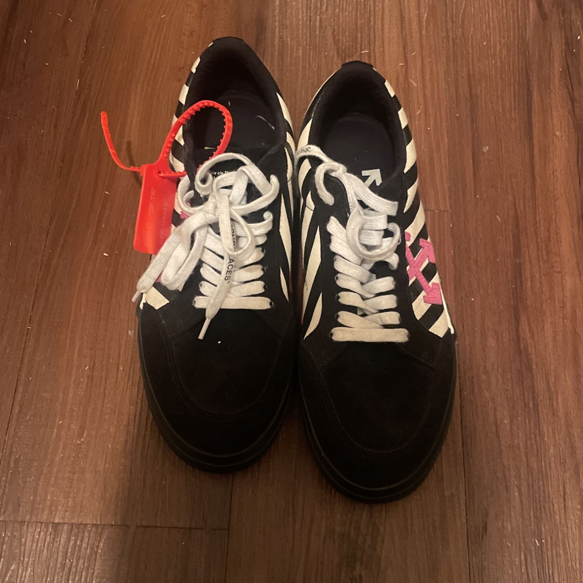 Off white Sneaker 150