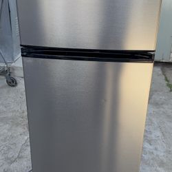 Vissani Top Freezer Refrigerator 7.1 cu. ft. w/ 2-Door in Stainless Steel Look