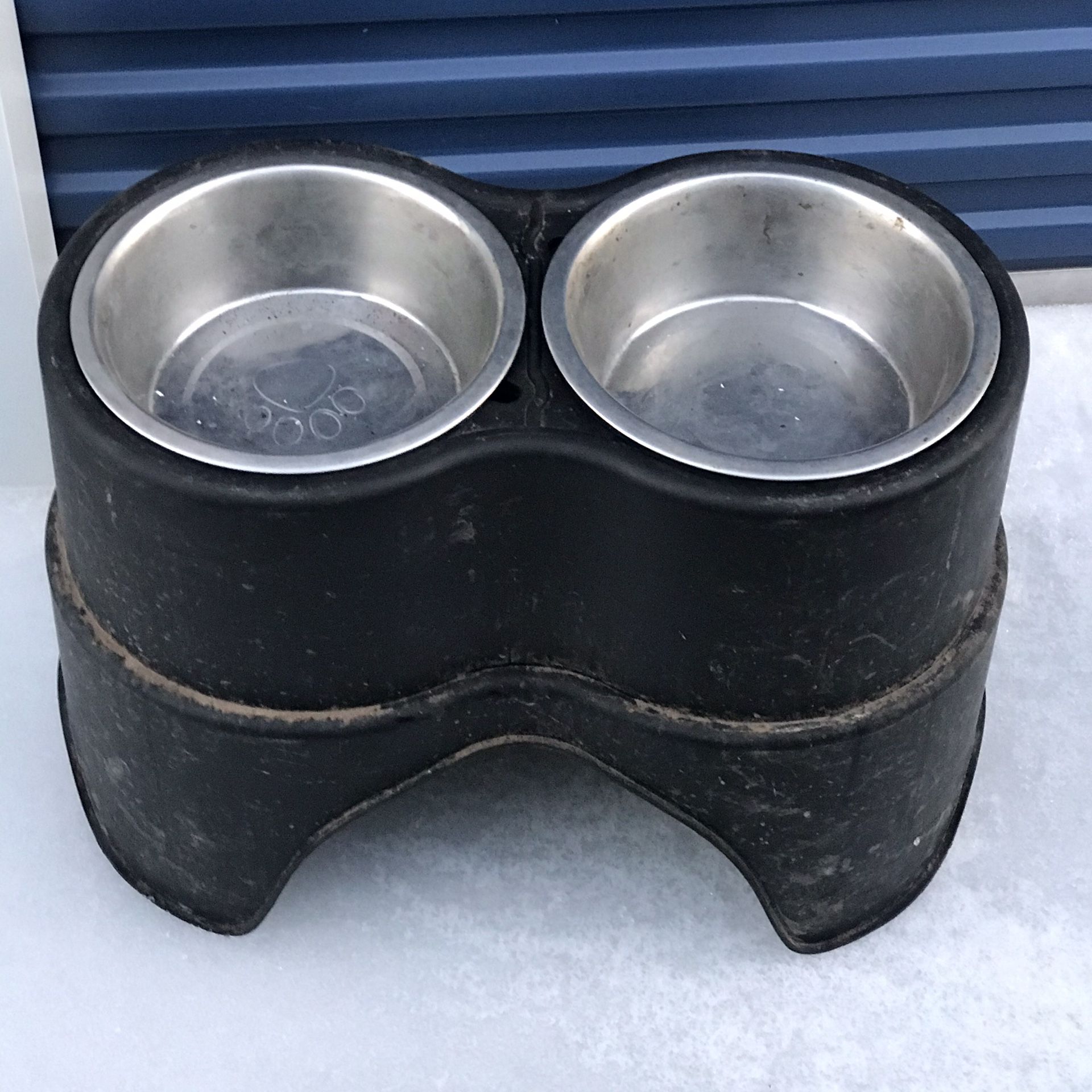 Elevated Dog Feeder