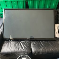 Samsung Tv 40”  (Has Original TV Stand)
