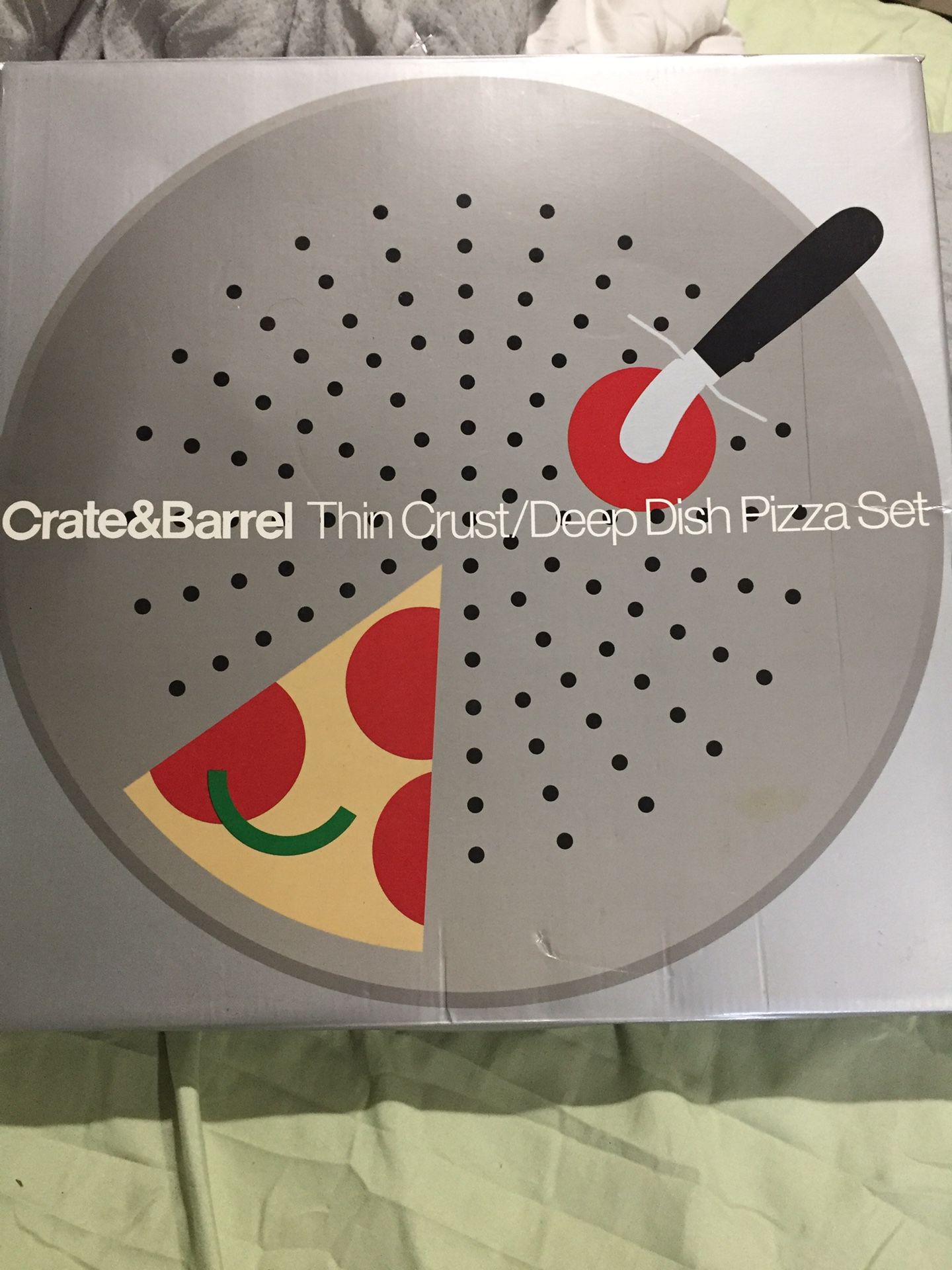 Crate & Barrel Pizza set