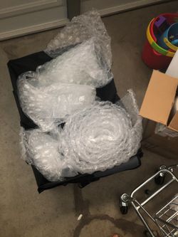 Bubble warp packaging material, protective material.