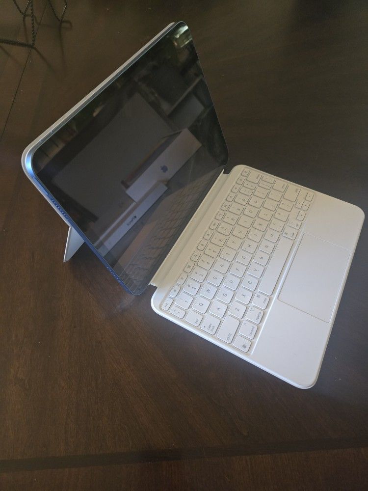 Ipad 10th Gen. 64gb with Magic Keyboard and Pen