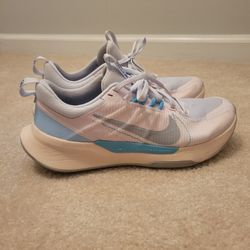 Nike Size 8 Women's Fitness Tennis Shoe