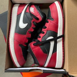 Jordan 1 mid Size 1.5Y