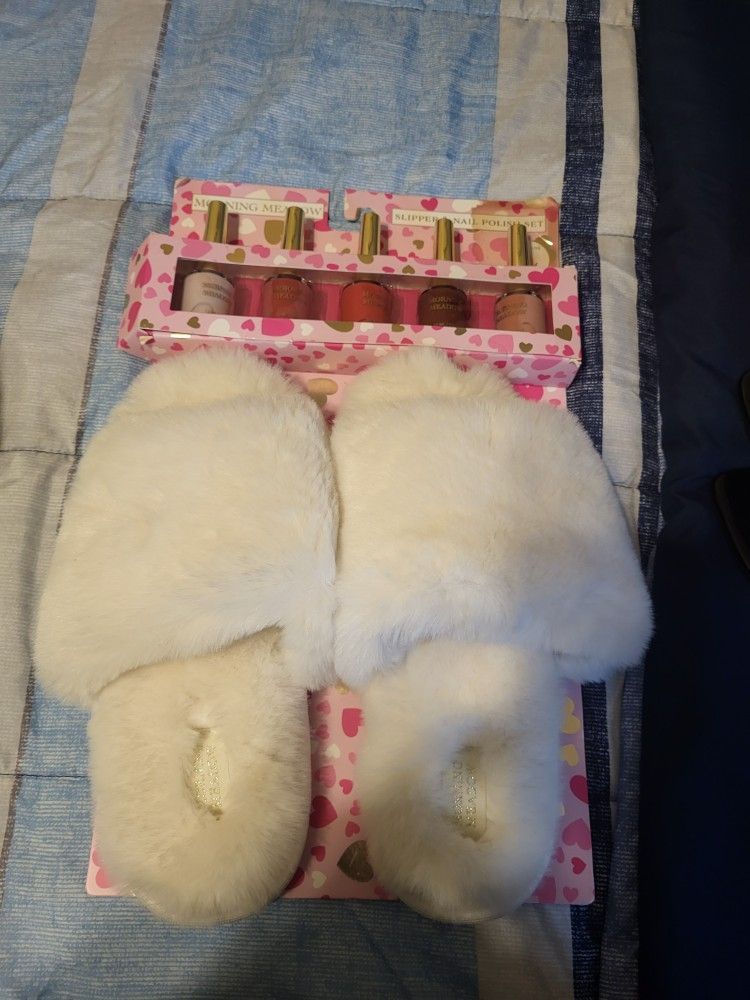 Nail Polish and Slippers Set