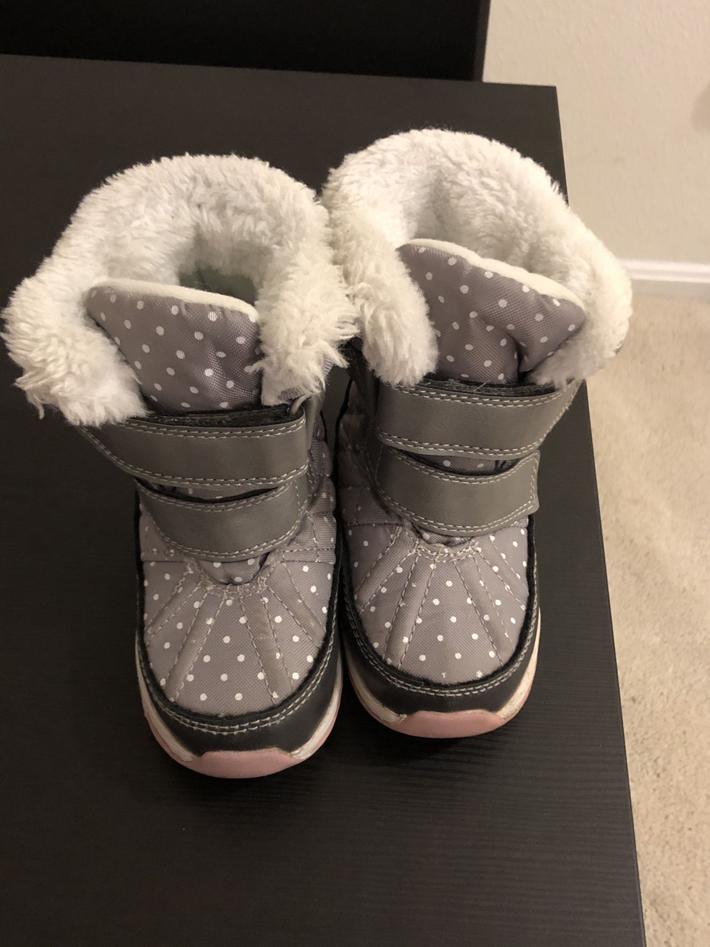 Carter's girl's snow boot size 7 US