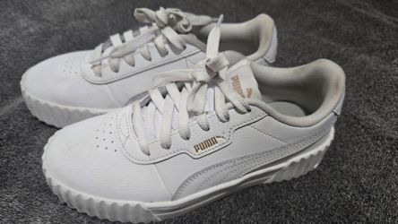 GIRL WHITE PUMAS SIZE 5