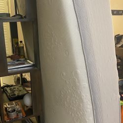 Memory Foam Queen 14” Mattress, audio table